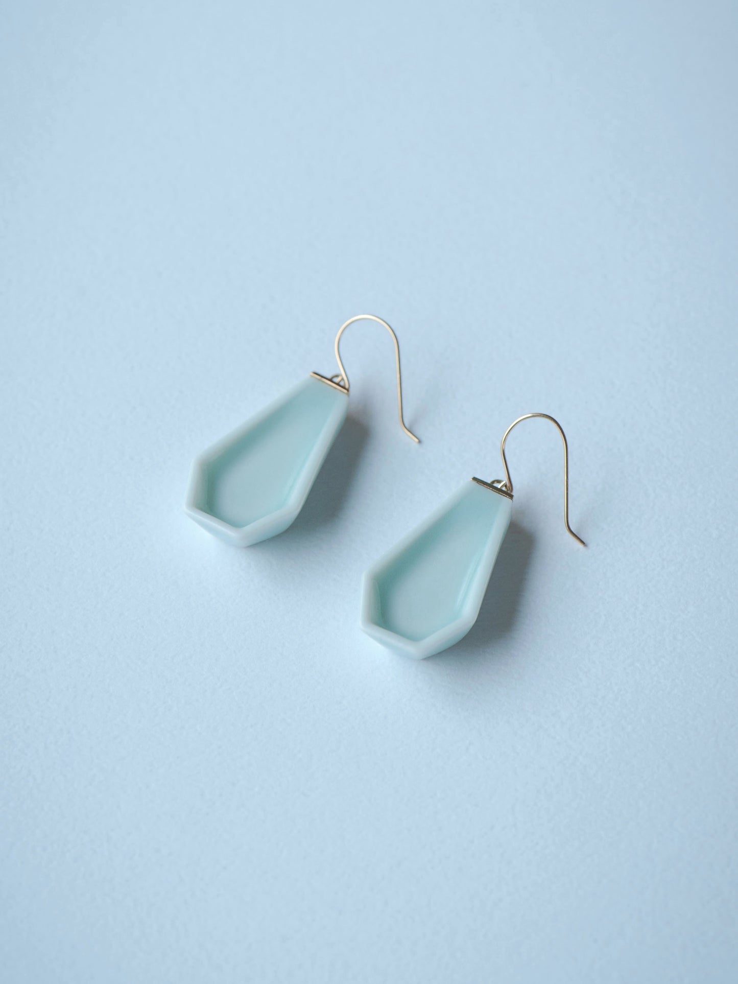 01 六角/Rokkaku Earrings - Seiji
伊万里焼 六角イヤリング 青磁