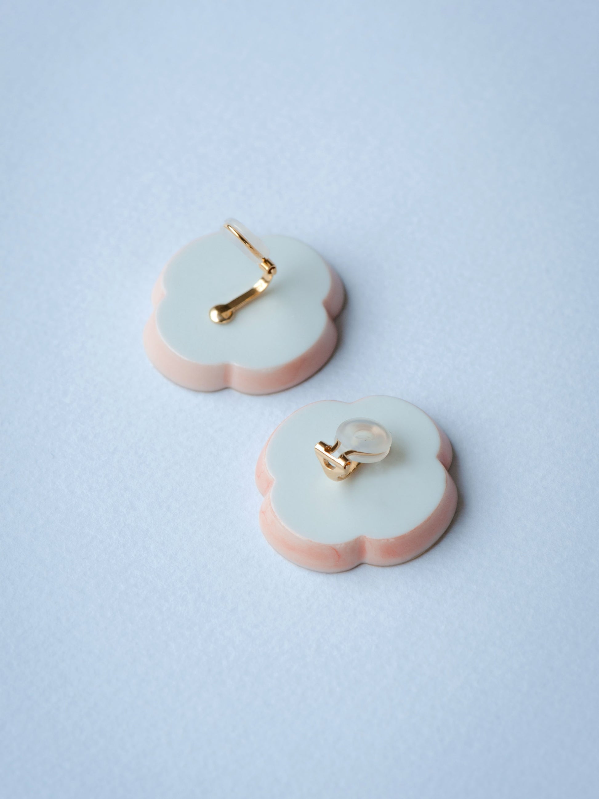 Ear clips［イヤリング］裏面 ※アイテムの色違いを掲載しています。