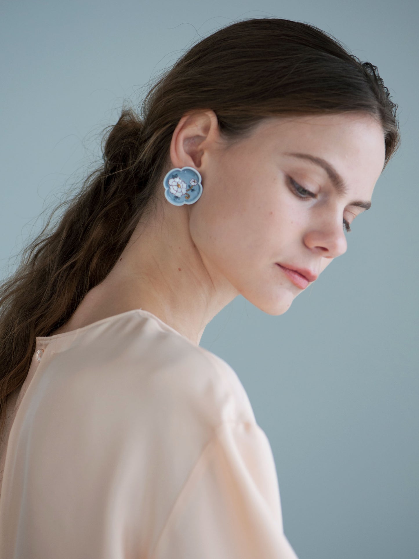 01 絵付 牡丹/Peony Mokkou Earrings - Blue gray