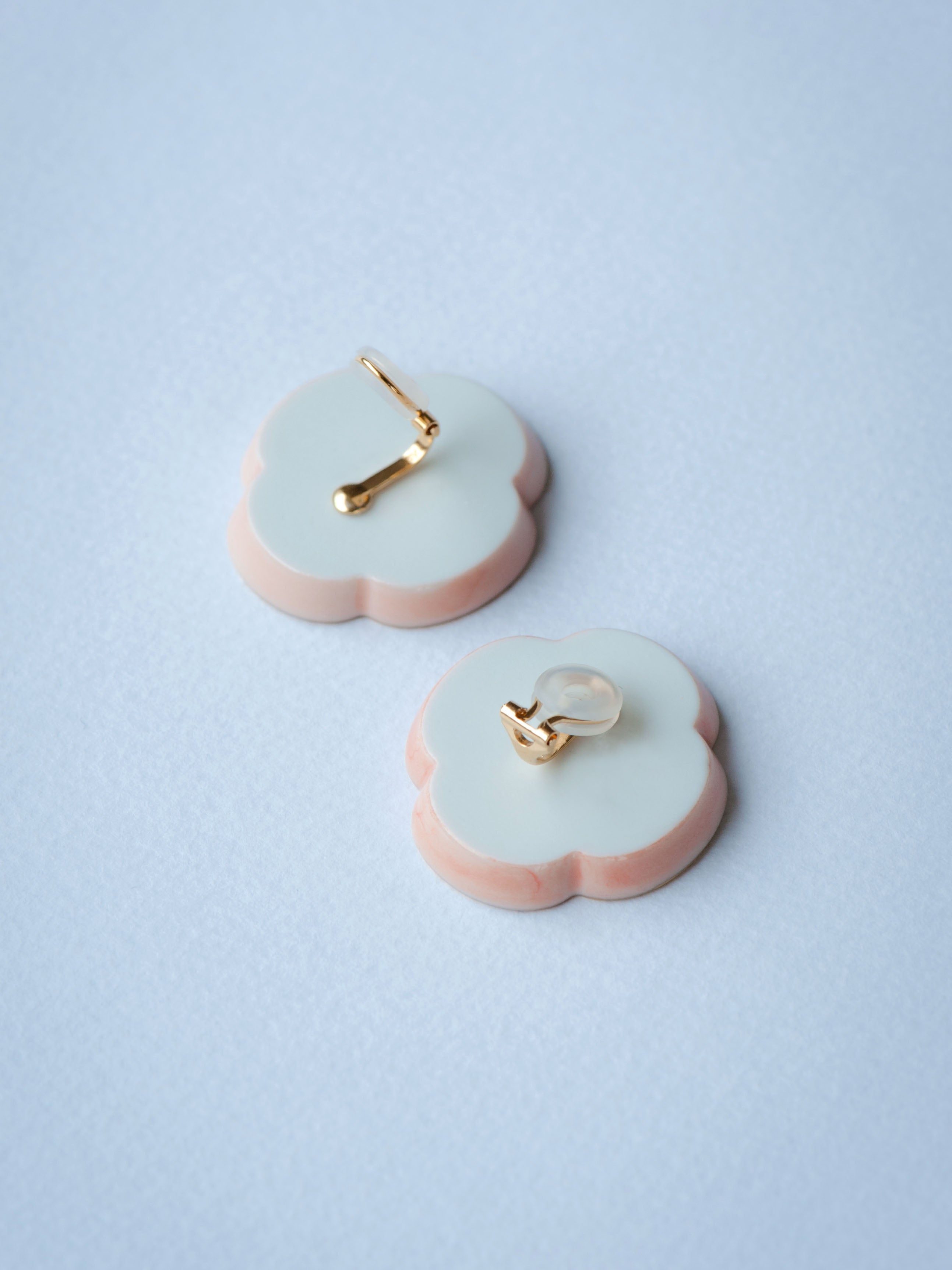 01 絵付 牡丹/Peony Mokkou Earrings - White – YURAI